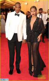 组图：碧昂斯与Jay Z大秀恩爱 V领礼服妩媚十足