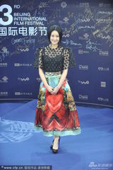 组图：林鹏黑丝配花裙亮相闭幕式蓝毯