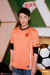 幻灯图：侯选港姐热裤清凉现身当众玩球