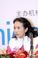 组图：莫文蔚投身慈善探访表情严肃 呼吁公众扶贫