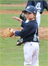 组图：布兰妮与男友棒球场秀亲密 为大儿子比赛助威