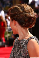 高清组图：艾美奖红毯 玛丽亚-曼努诺斯秀美背