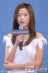 组图：全智贤白裙性感站台 露香肩甜美端庄