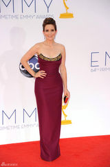 组图：艾美奖红毯 蒂娜-菲酒红色抹胸长裙性感