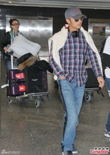 组图：谢霆锋返港休闲范儿 露笑容心情好