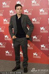 《我仍在这里》发布会 卡西-阿弗莱克帅气亮相(图)