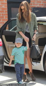 组图：米兰达-可儿携子出行 小正太憨萌招手