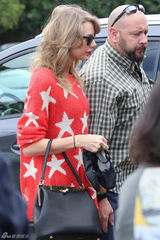 组图：斯威夫特红衣靓丽 超短裤秀性感美腿