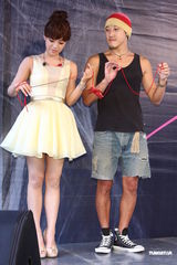 组图：丁当发片牵红线求姻缘 自曝曾被前男友劈腿