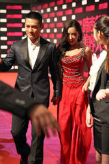 组图：严宽杜晓婷携手出席活动 粉丝献花送祝福