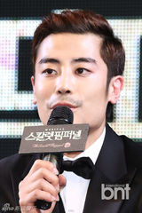 组图：韩星BADA裸色裙出席新音乐剧发布会