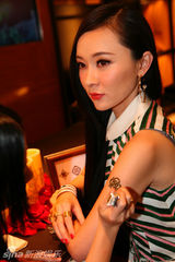 组图：霍思燕为国际品牌剪彩 妩媚亮相显贵族风情