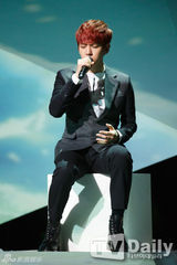 组图：SISTAR孝琳M字腿惹火 EXO小分队抒情回归