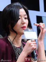 组图：韩片《柏林》开发布会 全智贤优雅亮相