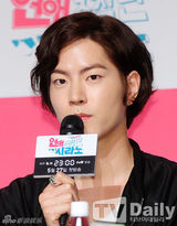 组图：少时秀英宣传《恋爱操作团》豹纹裙霸气