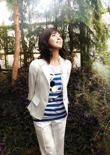 高清组图：韩星河智苑春装照 忧郁安静气质温婉