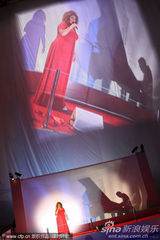 幻灯图集：戛纳开幕晚宴 萨尔玛-海耶克红裙秀香肩 