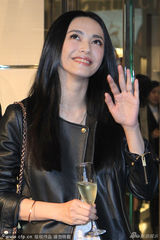 组图：姚晨捞金与冯绍峰热聊 哺乳期滴酒不沾