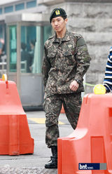 组图：金泰熙弟弟李莞今日光荣退役