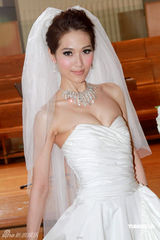 幻灯图：林莉穿婚纱拍广告秀身材 把林志玲当动力