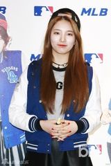 组图：missA运动装出席签名会变身棒球女孩