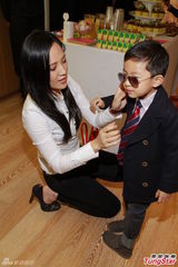 组图：黄泳霖有意追生 雷林静怡两女爱公主装