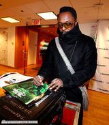 组图：卡黛珊三姐妹做客电台录制圣诞特别节目