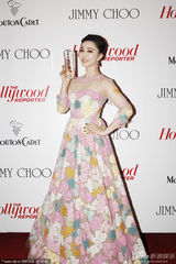 组图：范冰冰戛纳获荣誉 粉嫩花裙现身秀雪肩