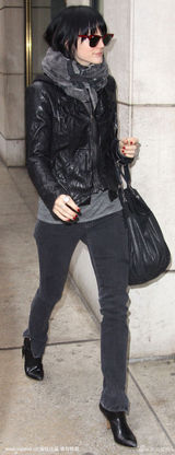 幻灯图集：阿什莉辛普森褶皱皮革夹克配紧腿裤逛街