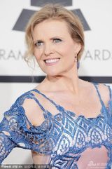 组图：提儿妮-莎顿亮相格莱美 镂空裙秀美背