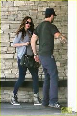 组图：梅根-福克斯挺孕肚出街 老公贴心护驾