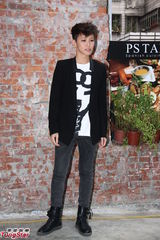 组图：何韵诗帅气亮相开心入围金马奖