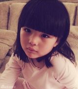 组图：Angela生活照宛若时装秀 超萌小妞爱发箍