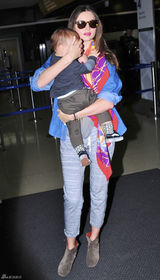 组图：超模米兰达-可儿带儿子现身洛杉矶机场