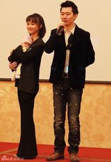 组图：杨梅为女设百天宴 素颜婉如清纯少女