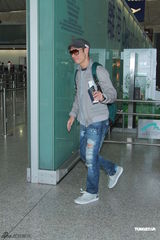 组图：郑秀文许志安携手离港 甜笑否认预支蜜月