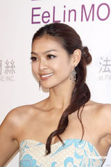 幻灯：林嘉绮性感出席伊林派对 林又立比基尼抢镜