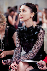 组图：周迅羽毛蕾丝连衣裙亮相卡尔全球大秀