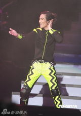 组图：萧敬腾唱《black or white》 向杰克逊致敬