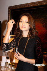 组图：周汶锜强调感情专一 对香水情有独钟 