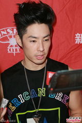 组图：吴建豪盼红馆开唱 签唱与粉丝亲密互动