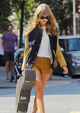 组图：泰勒-斯威夫特街拍 短裤秀美腿