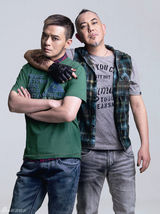 组图：黄秋生黄耀明合拍广告 暗黑铁汉柔情