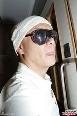 组图：张卫健再入院探母面色憔悴 5时结束疗程