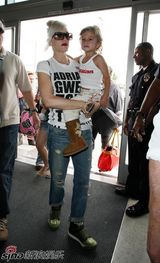 高清组图：史蒂芬尼黑超亮相 不敌奶嘴帅哥金斯顿