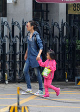 组图：袁泉带女儿妈妈超市购物 哈哈乖巧安静