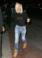 高清组图：蕾哈娜透视装出街 爆乳凸点不惧走光