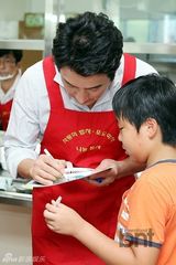组图：韩星郑俊镐出席福利院分享活动献爱心
