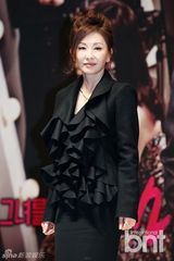 组图：李妍熙似激凸露美背 李美淑无视恶妇骂名