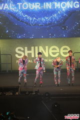组图：韩国组合SHINee花衫开唱 台上劲歌热舞